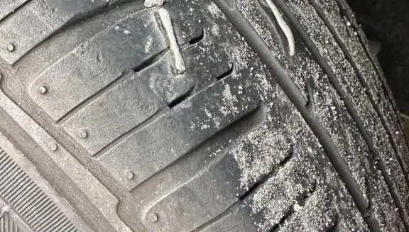 國1新竹段驚傳多車爆胎！車主控同一路段左後輪接連中鏢　疑金屬物散落釀禍