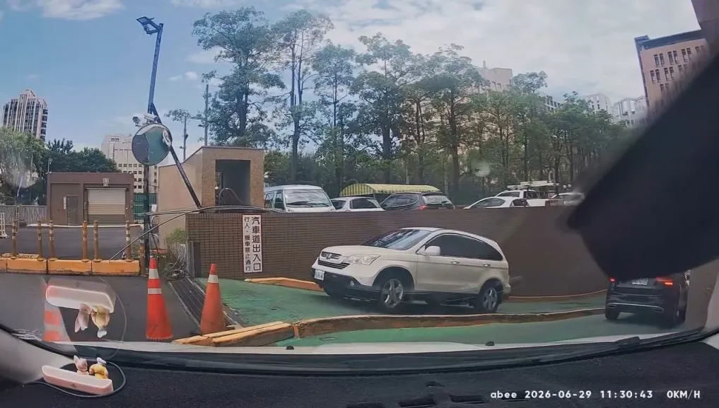 影／超扯！休旅車高醫停車場「滑下斜坡撞牆」　開出地下道又撞分隔島