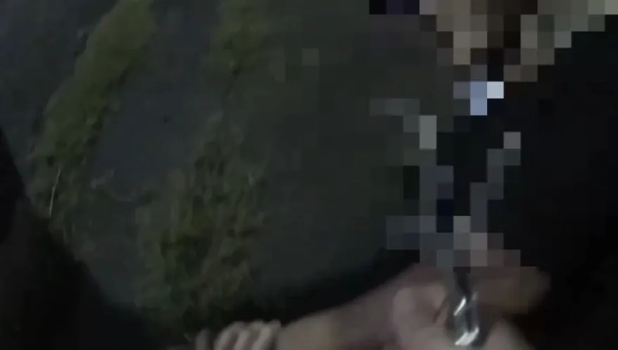 違停遇警心虛了！男丟安毒拔腿逃　警飛撲逮人再搜出4顆依托咪酯煙彈