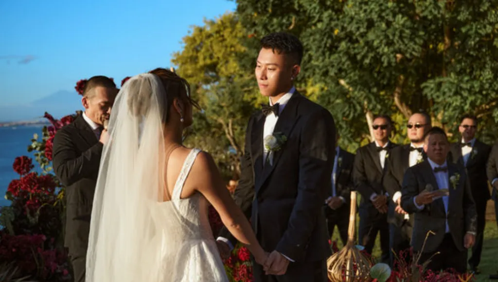 瘦子峇里島補辦婚禮！甜蜜對望愛妻放閃　結婚4年終圓夢