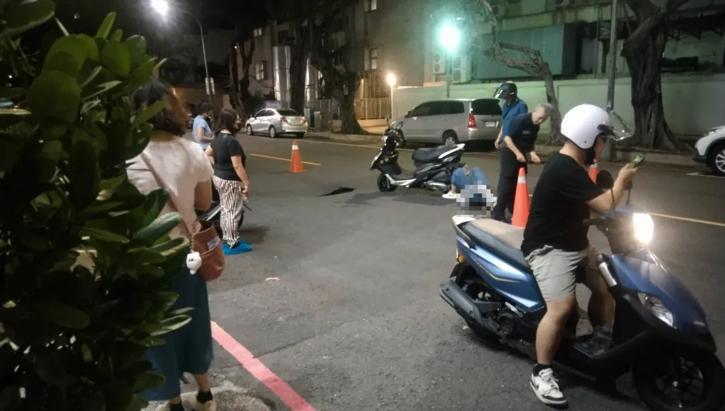 快訊／高雄天坑！機車行經「遭擊落」　雙載倒地緊急送醫