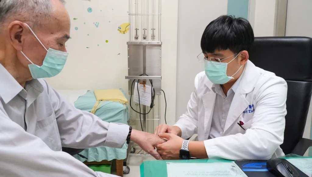 關節痛別當老化，八旬長者類風濕性關節炎治療後擺脫拐杖
