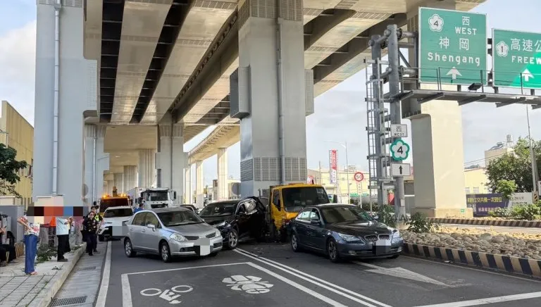 豐原國道4號高架下方路段5車相撞！　1名駕駛受傷送醫