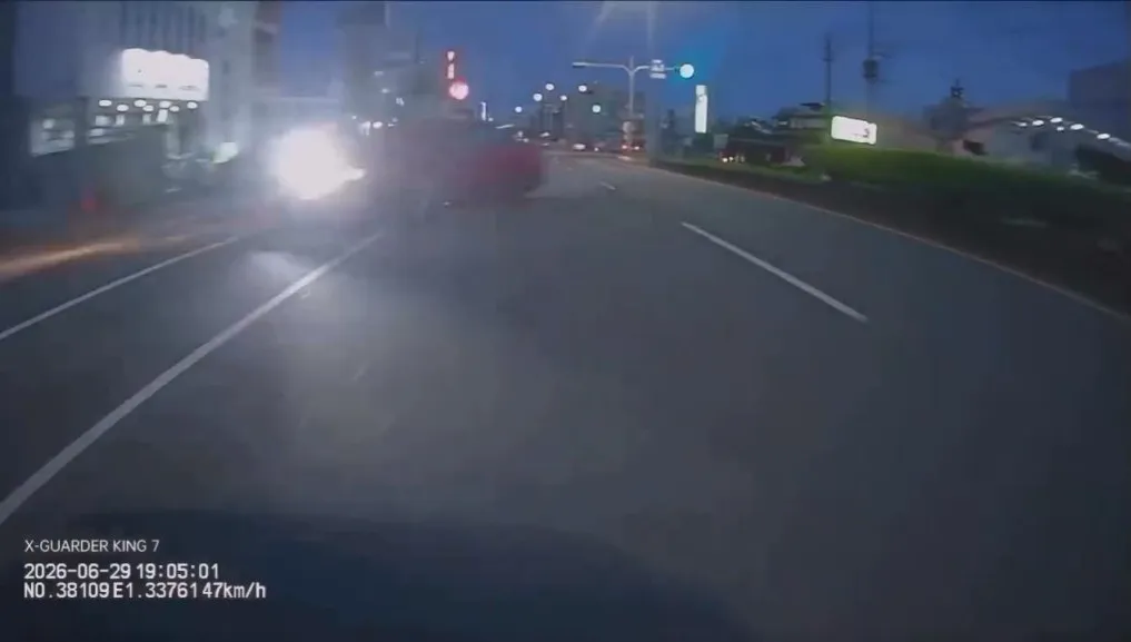 影／高雄驚悚雙亡車禍！開車載妻女突失控撞機車　騎士噴飛「空中旋轉重摔」影片瘋傳