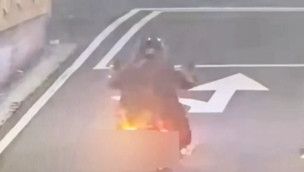 台北街頭風火輪！機車行進中漏油起火　騎士燒燙傷送醫