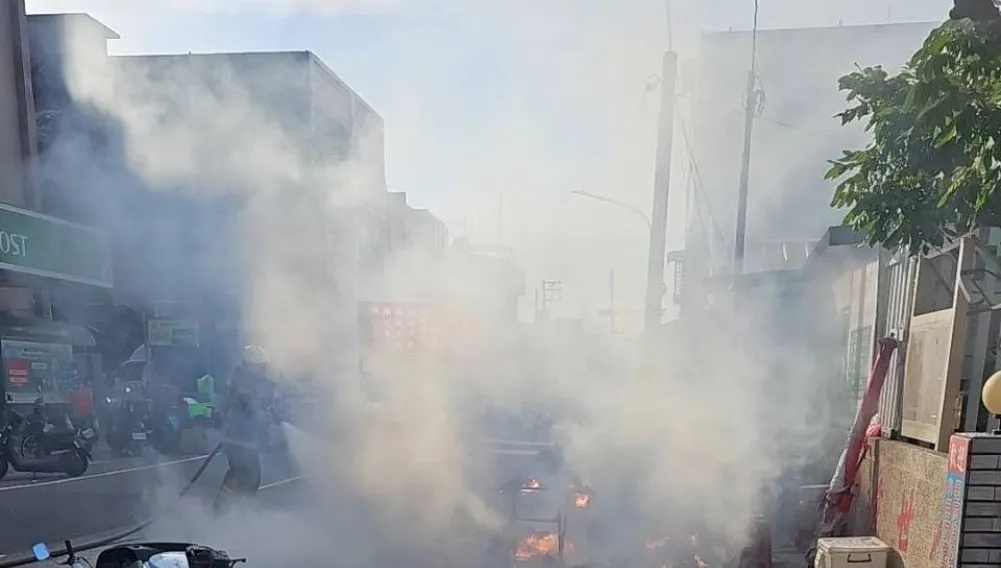 快訊／台南機車猛撞夜市攤販！瓦斯起火燃燒 2人燒燙傷送醫