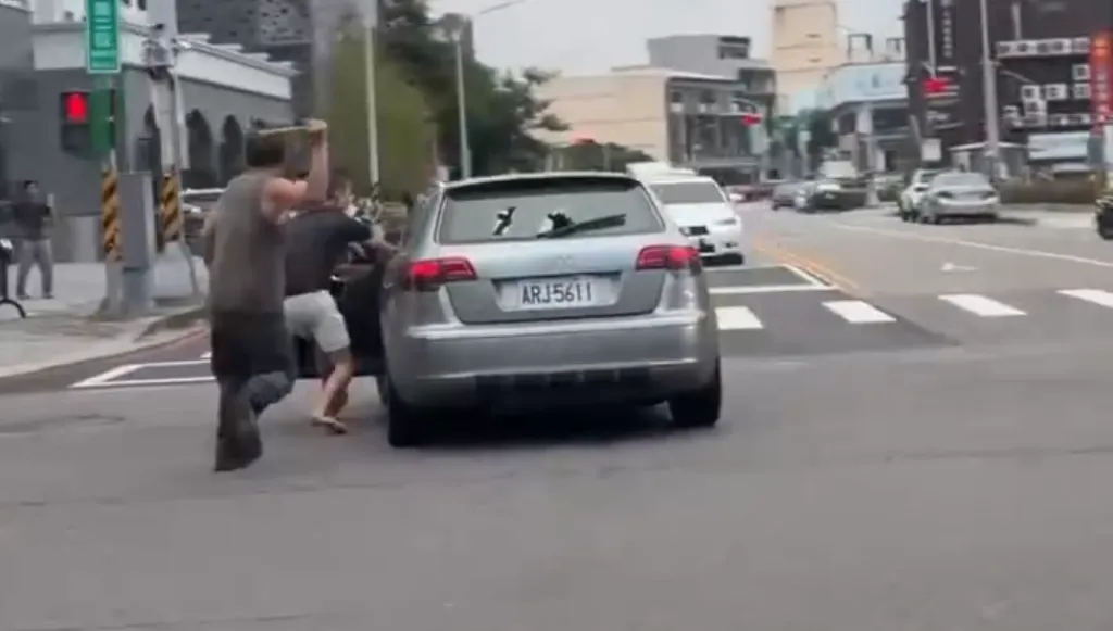 台中市街頭變戰場！行車糾紛引發械鬥尖刀鎯頭互砍　兩車駕駛警方帶回偵訊