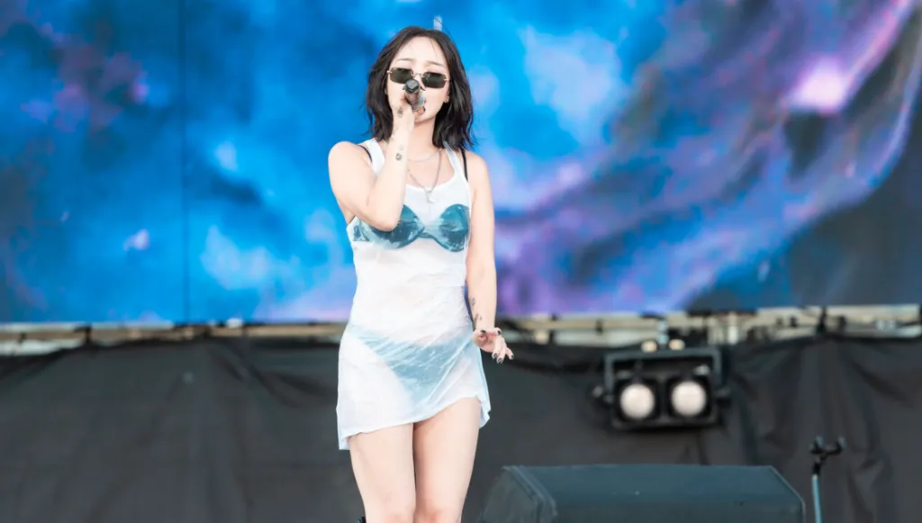 陳芳語濕身透視裝「比基尼丁字褲」！聞秘婚問題尖叫落跑