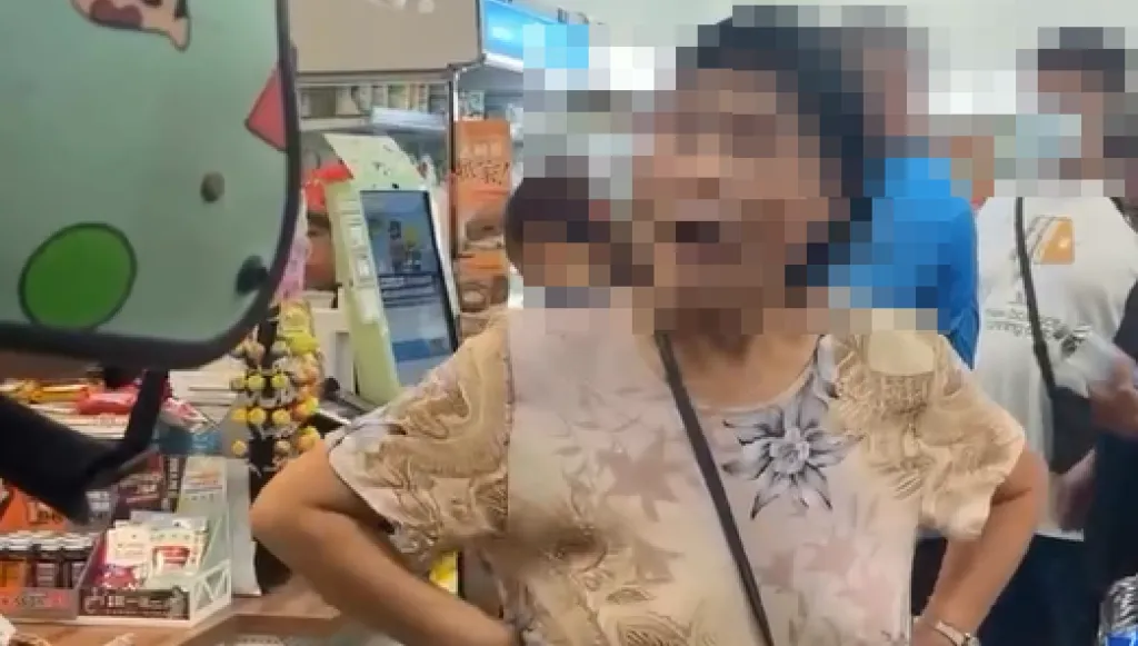 影／澎湖奇葩大媽！超商拉女顧客內衣還說「她以為她很漂亮」　警方回應了