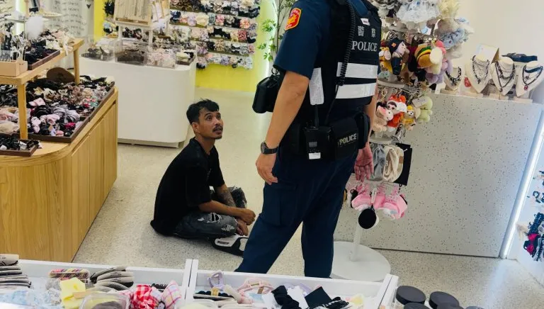 醉倒店內賴著不走友人憤而丟包　泰籍男子酒後失態警到場勸離