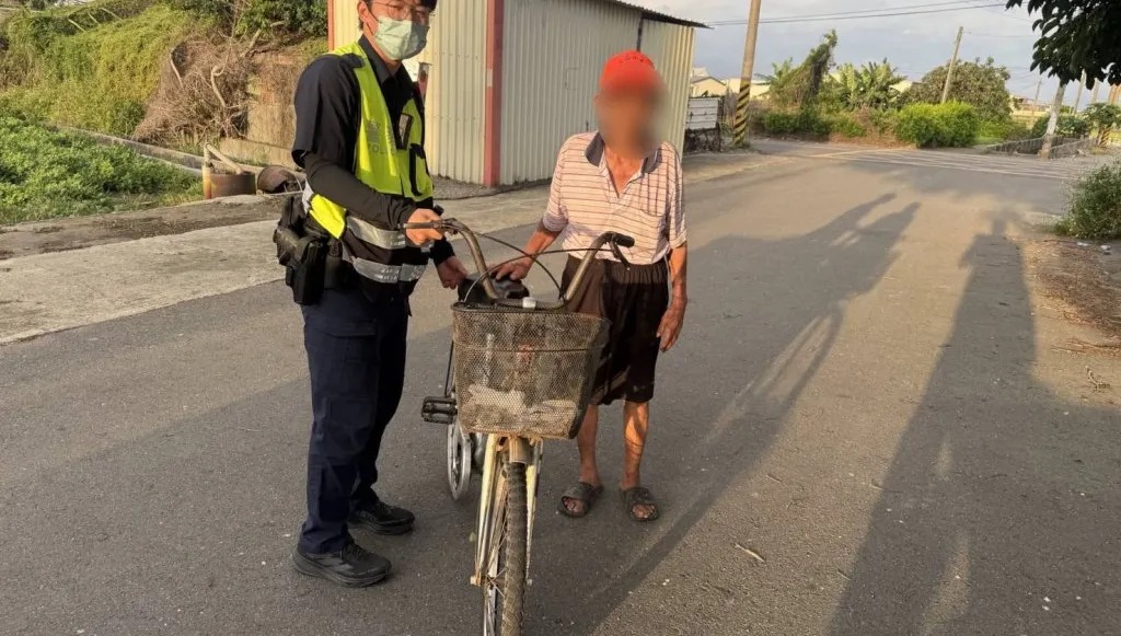 獨居老翁騎單車迷途體力不支　馬光暖警護送返家獲讚