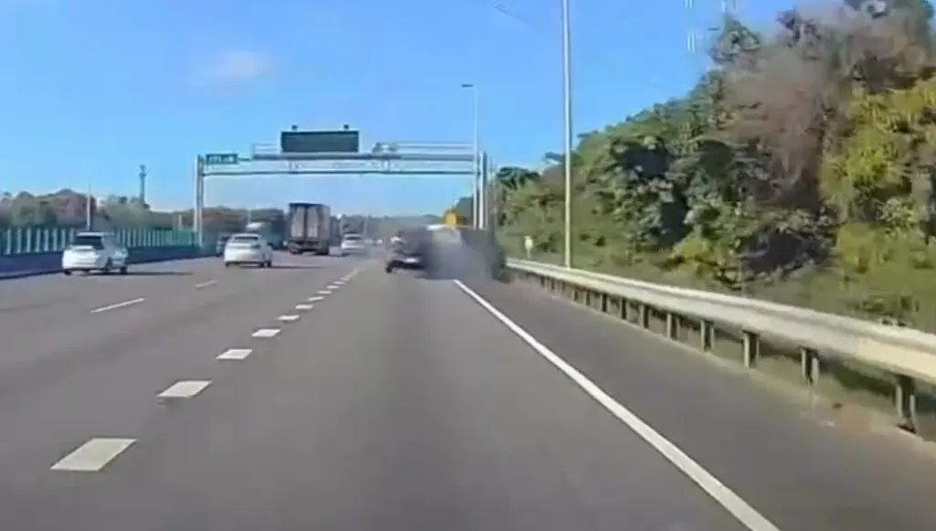 撞擊畫面曝光！國道3號休旅車追撞故障停路肩廂型車　3人受傷送醫