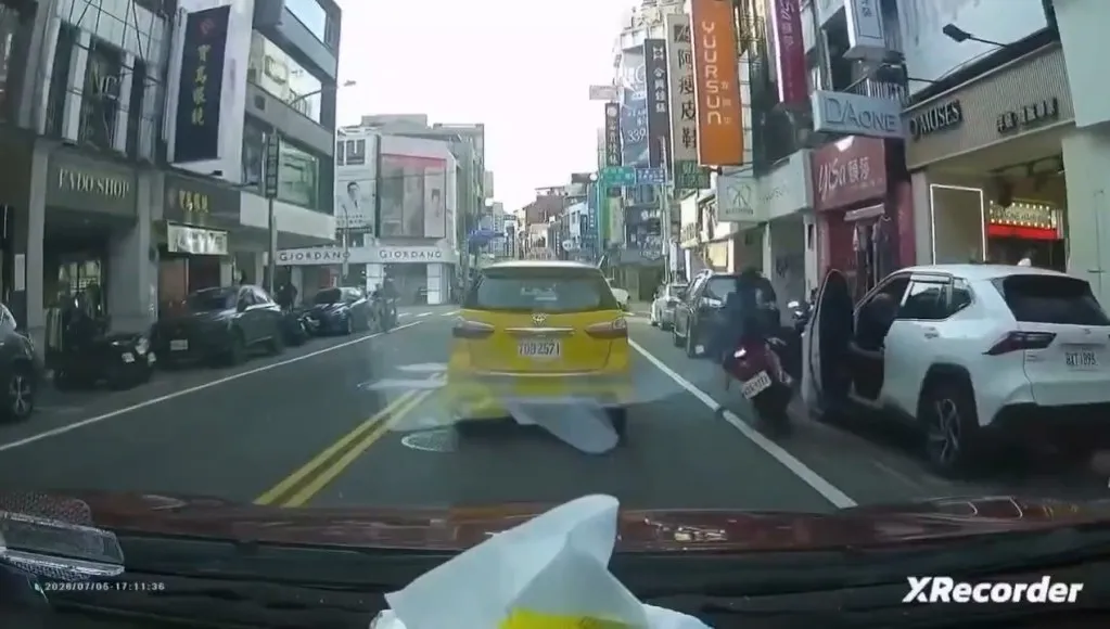 影／差點爆頭！桃園阿伯開門殺擊落騎士「倒地險遭小黃輾」　下車再開一次差點擊落第2人