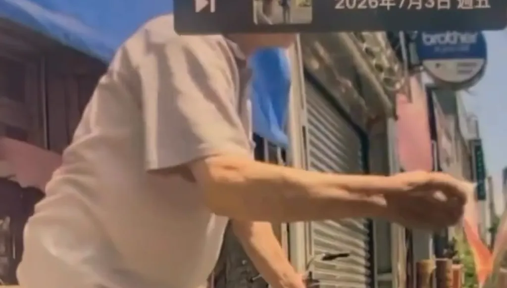 影／停路邊被阿伯灌三秒膠　特斯拉車門關不起來無法行駛！車主怒提告毀損