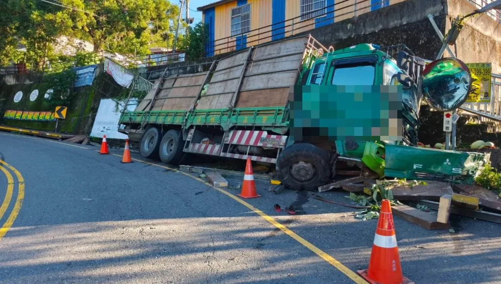大貨車仁愛鄉自撞邊坡　駕駛受傷送醫、酒測值為零　肇事原因待釐清