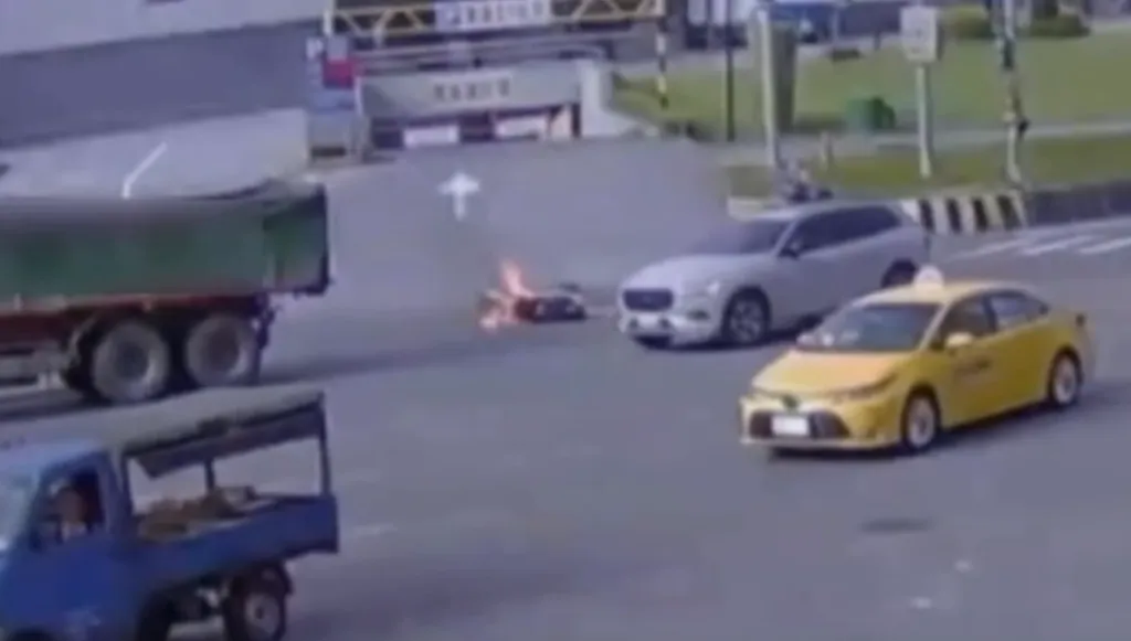 汐止火燒車！機車與砂石車擦撞倒地起火　女騎士全身多處燒燙傷挫傷