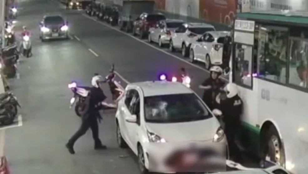 破窗逮人！毒駕拒檢逃逸受困車陣　新莊警破窗拉出車外壓制逮捕