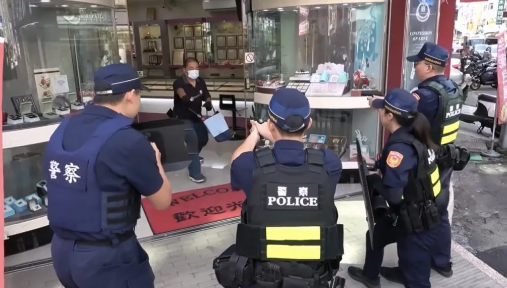 南投警結合銀樓防搶演練　模擬真實強盜情境驗證快速應變能力