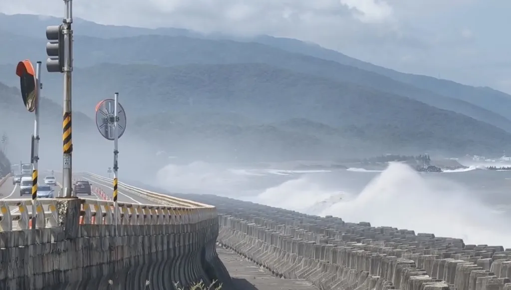 巴威颱風掀驚人長浪！南迴海岸巨浪狂襲道路 民眾直擊：外側車道已封閉