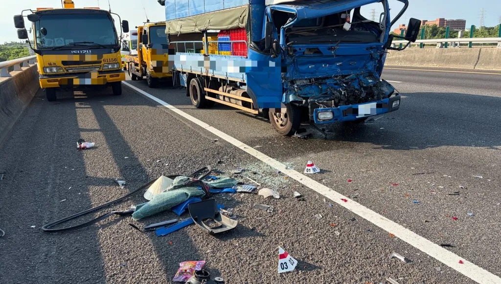 國1台南新市段死亡車禍！小貨車追撞半聯結車　51歲駕駛送醫不治