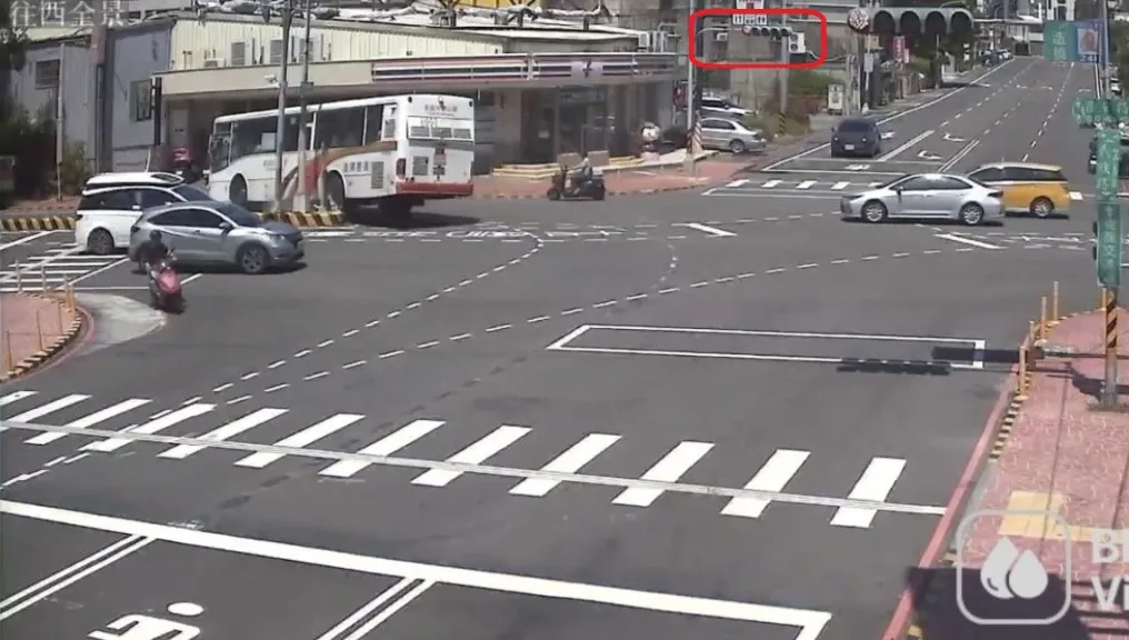 高鐵接駁公車闖紅燈左轉！撞分隔島成蹦蹦車　網友：乘客免費體驗極限賽道