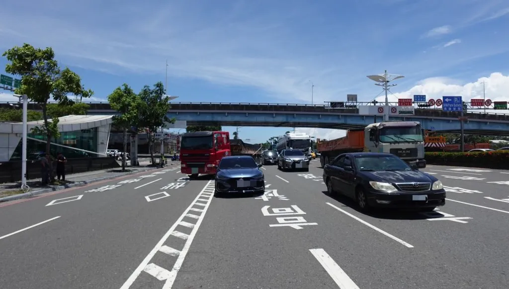 高雄曳引車疑切車道釀擦撞！雙方另開戰場「街頭爆口角」警要查了