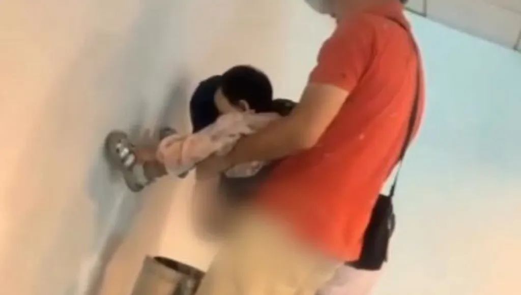影／極度噁心！旅客抱小孩「在垃圾桶大便」　吉隆坡機場瀰漫惡臭