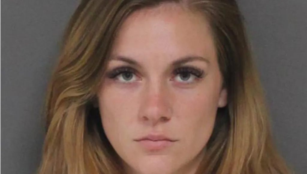 影／美國25歲女遭控性侵2歲幼童　還拍下影片存手機被抓包！遭警方逮捕