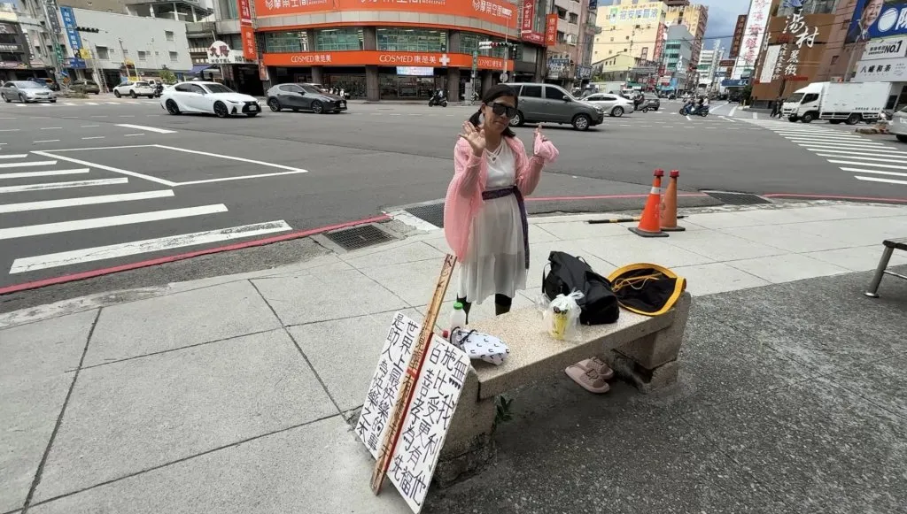 台中中清路口「正能量舞者」引注目　每天跳舞7、8小時盼帶給路人歡樂
