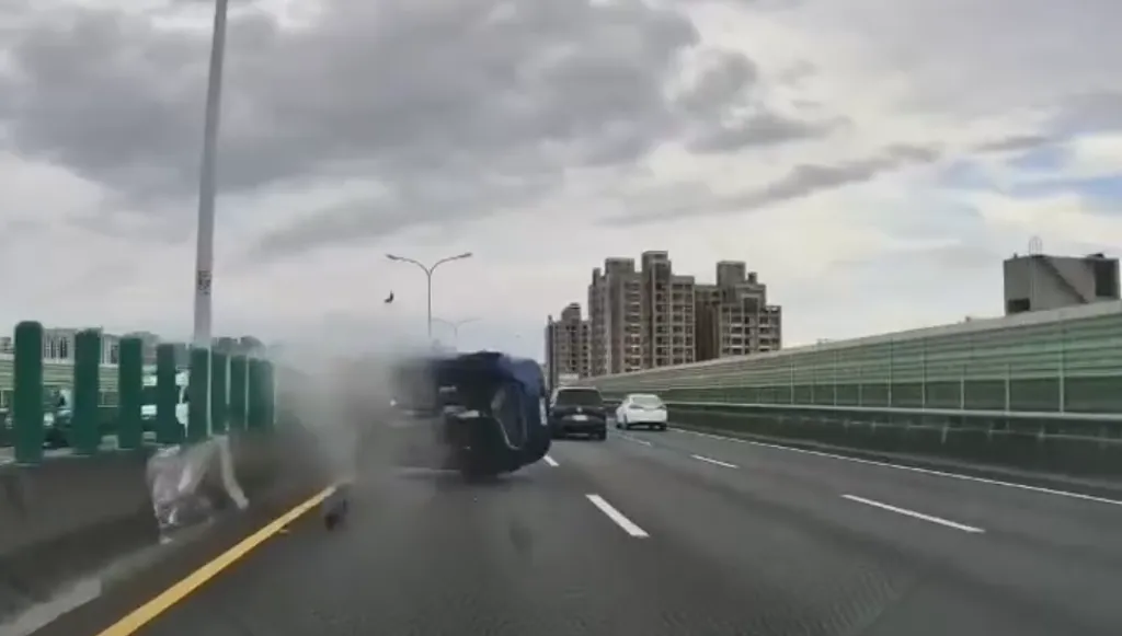 GG了！台74線狂飆變換車道　自撞護欄四輪朝天