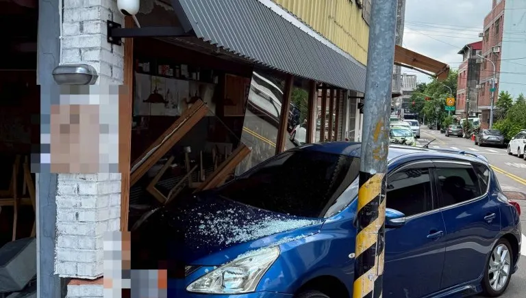 路邊停車誤踩油門撞店家！　台中自小客車駕駛肇事