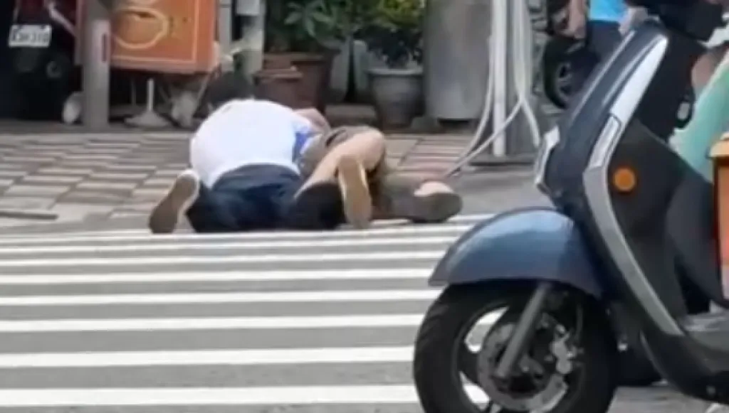 被叭不爽爆衝突！　台北大同區小與小客車運將路口開打砸車