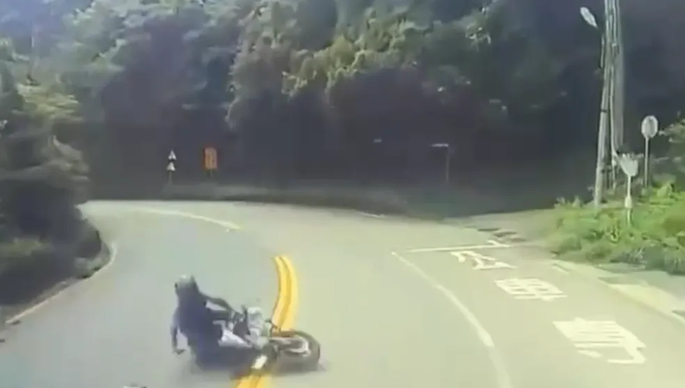 北宜公路大型重機過彎自摔！　車撞對向大貨車騎士輕傷