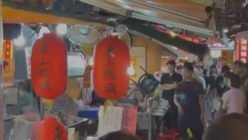 豐原廟東夜市攤商越界爆衝突！　肢體推擠砸攤兩攤商受傷