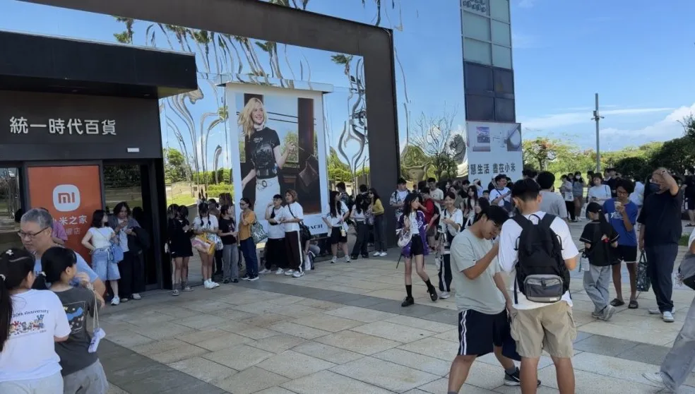 直擊／迷你新專輯掀熱潮！i-dle快閃店南下高雄　首日號碼牌「直接秒殺」