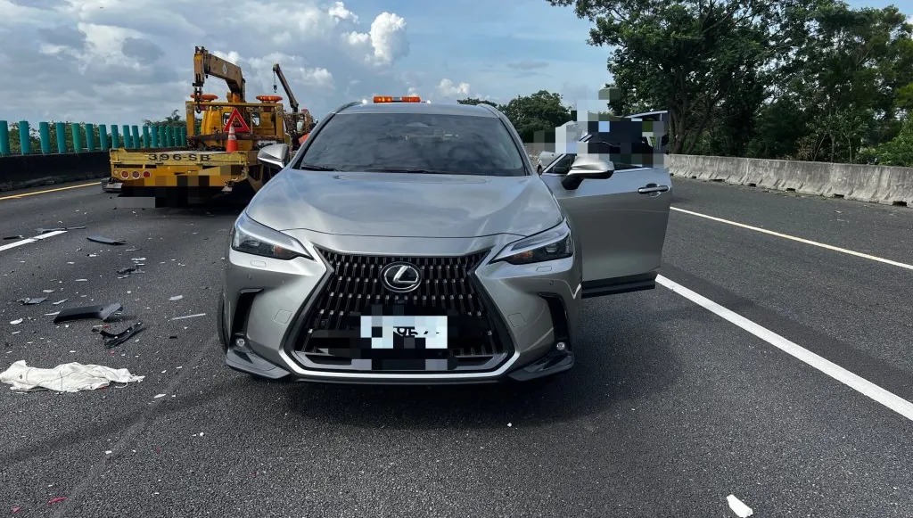 國道1號雲林段追撞事故！小貨車猛撞前車　Lexus車尾全毀1女受傷送醫