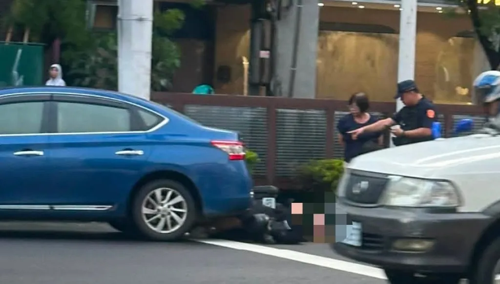 快訊／高雄市區驚悚車禍！機車騎士受困車底　警消到場救援