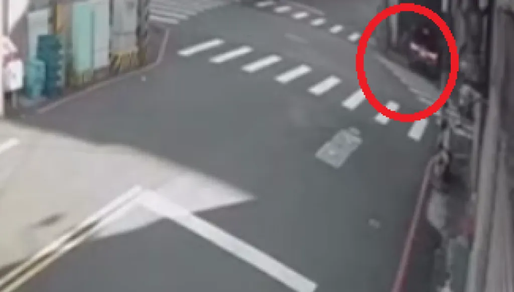 撿手機失控撞店家！　台中71歲阿伯開車分心肇事