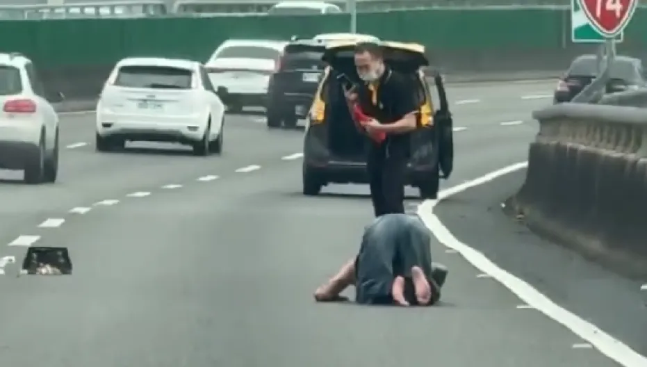 台74線驚險畫面！　酒醉女子跳車趴趴走嚇壞用路人