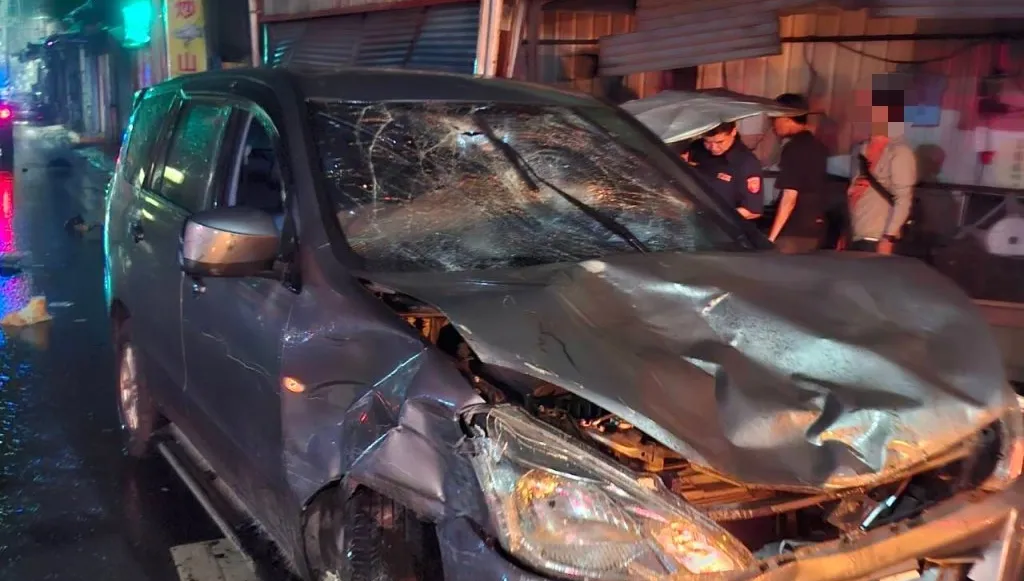 毒駕失控撞飛待轉機車！轎車衝進店家　車內搜出依托咪酯煙彈