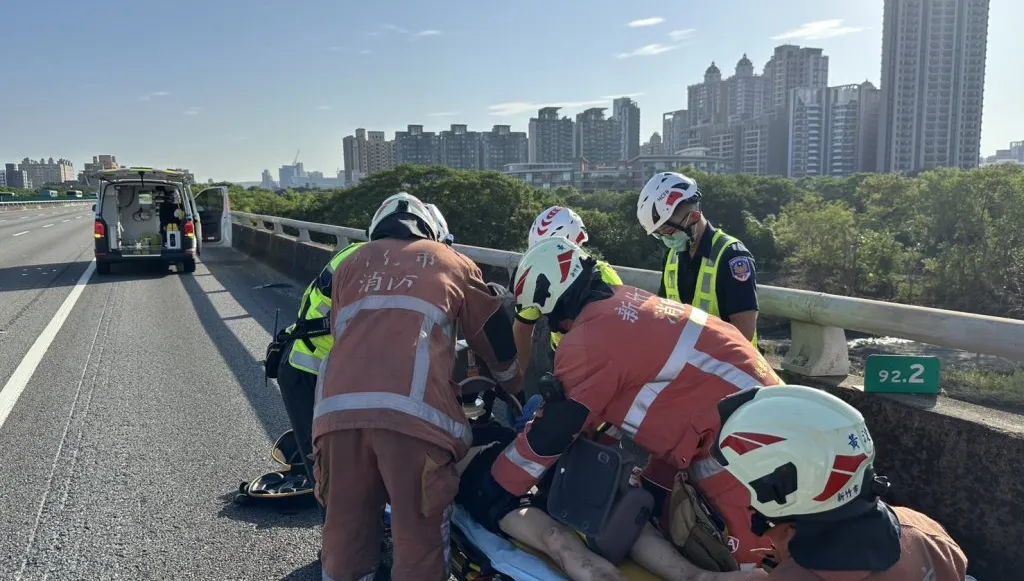 國道1號新竹路段自撞受困車內！　67歲男駕駛OHCA送醫