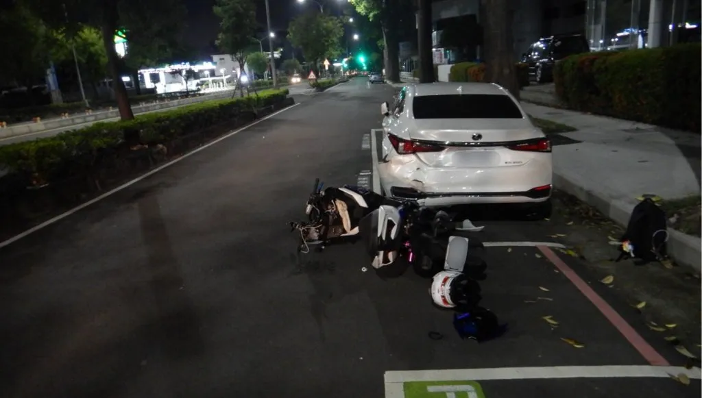 男大生深夜民族路自撞！百萬名車慘損　居民：事故率不少