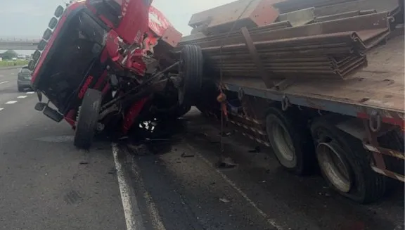 國道1號彰化路段事故　拖板車翻覆鋼板散落車道　南下僅剩中線可走