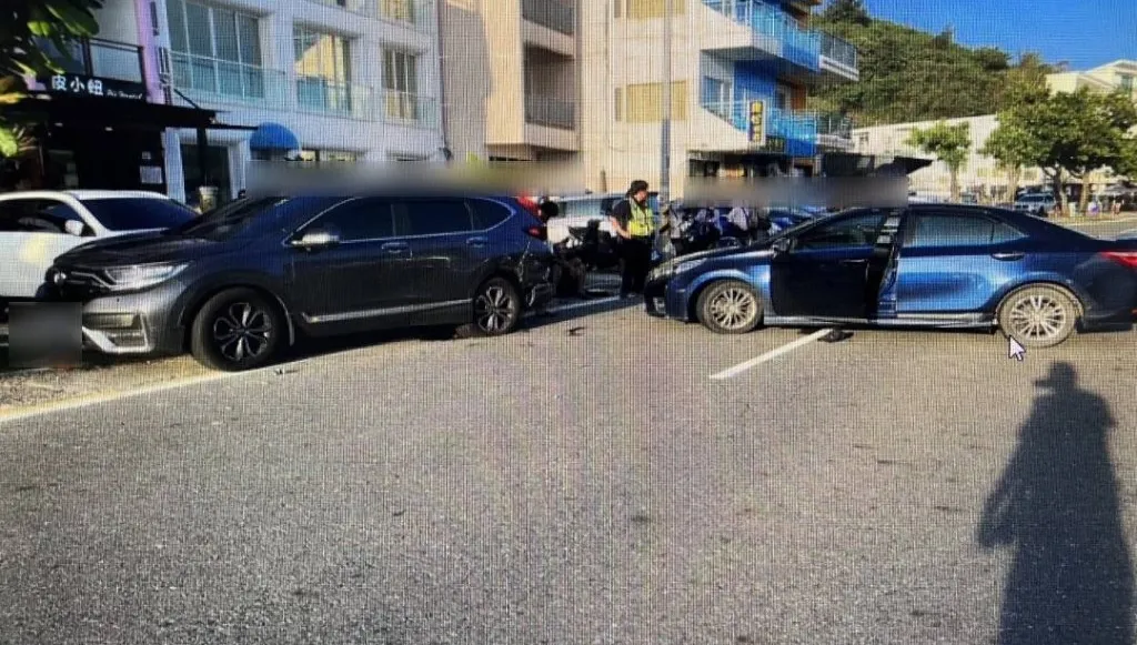 一路蛇行突猛撞！45歲男害3人送醫　警一搜竟起出「喪屍煙彈」