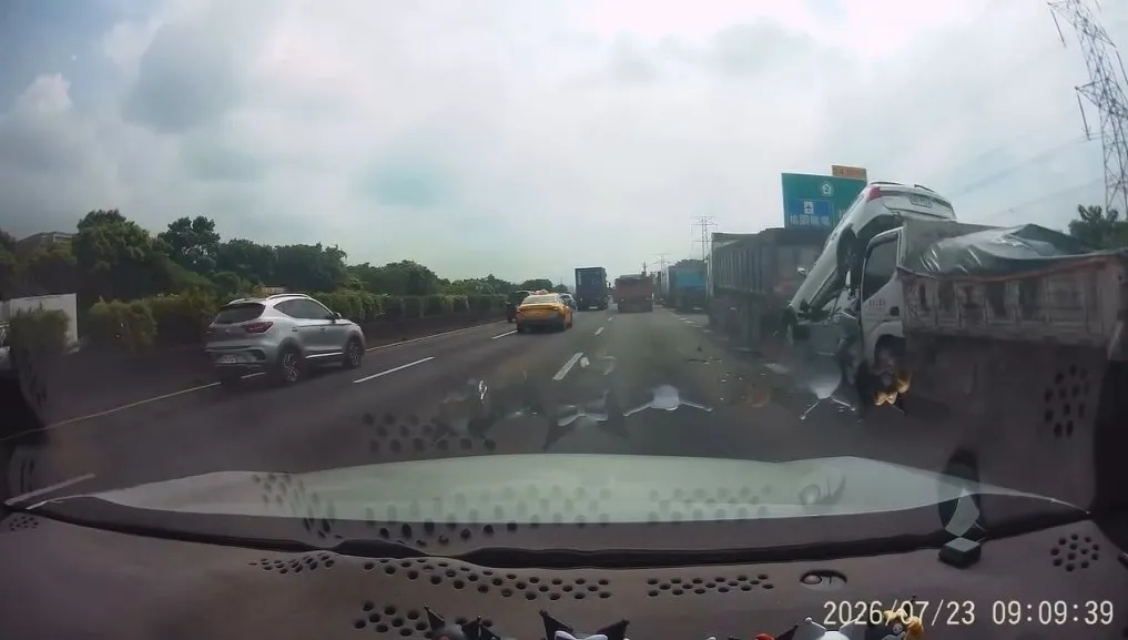影／國3事故！小貨車煞車不及4車連環撞　轎車遭鏟起「45度騰空」卡砂石車尾