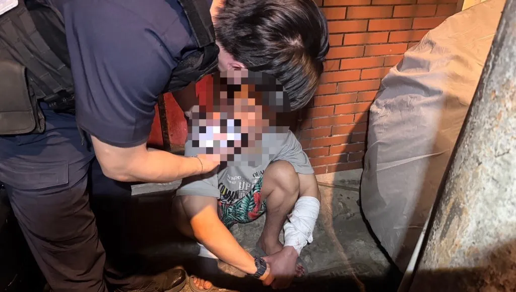 中和驚悚夜！情緒失控男劃破瓦斯軟管縱火　持刀與警對峙15分鐘遭逮捕