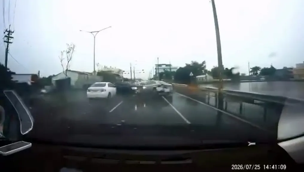 影／嘉義毒連環撞！駕駛撞分隔島再撞前車影片曝光　5車遭殃7人受傷
