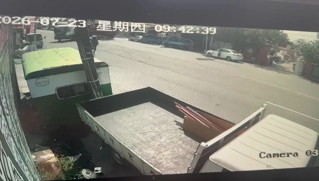 影／砂石車跨雙黃線左轉！紅牌重機騎士「煞車不及撞上身亡」另一角度影片瘋傳　司機酒測值0.11mg/L