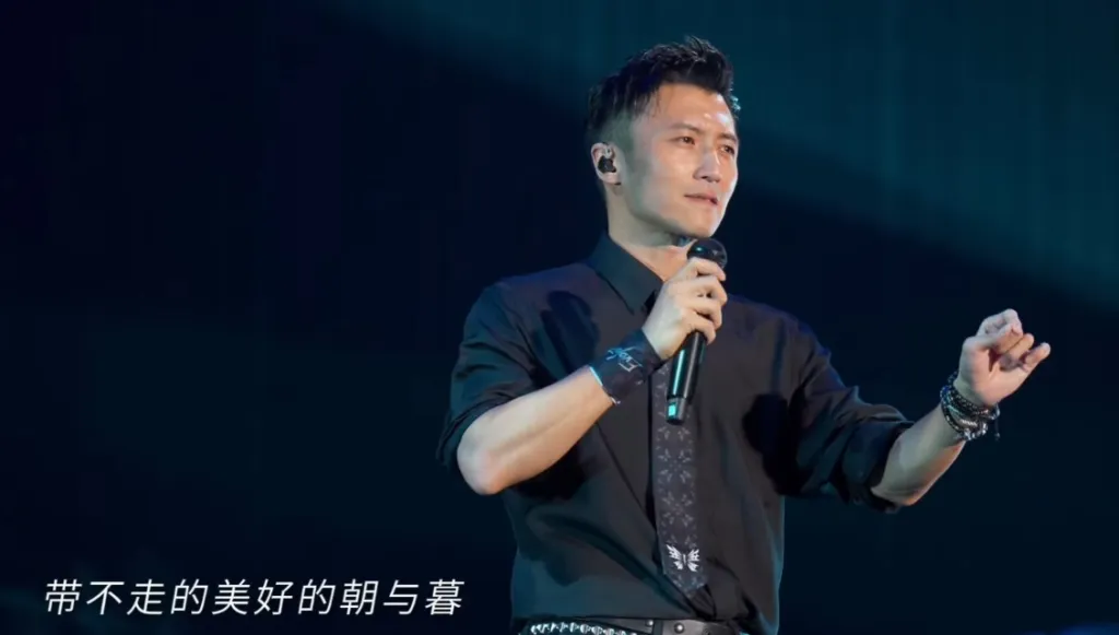 謝霆鋒演唱會90度鞠躬！「忍喪父痛開唱」引用謝賢名言