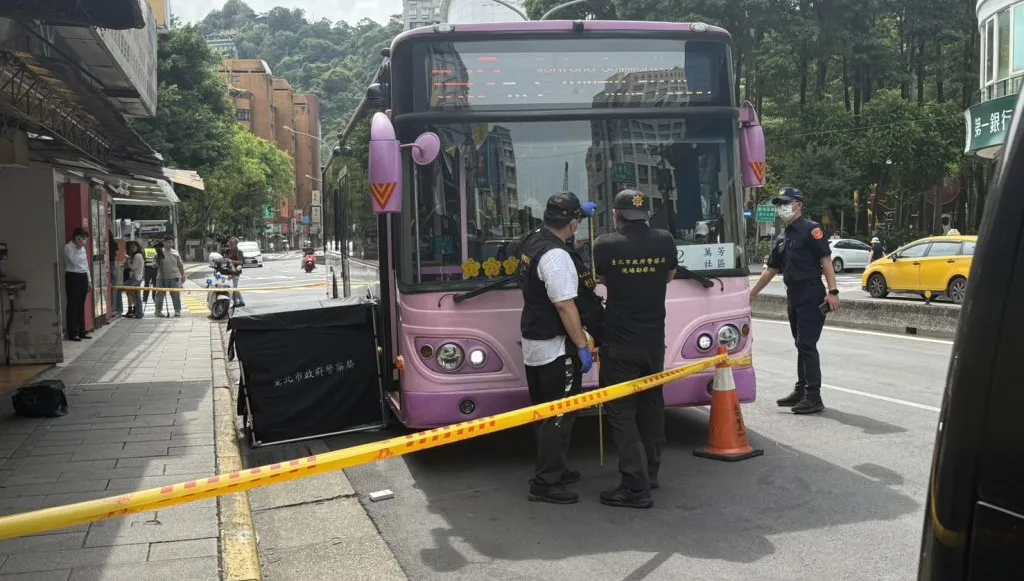 台北83歲老婦遭公車輾斃！　下車從車頭欲橫越馬路釀慘劇